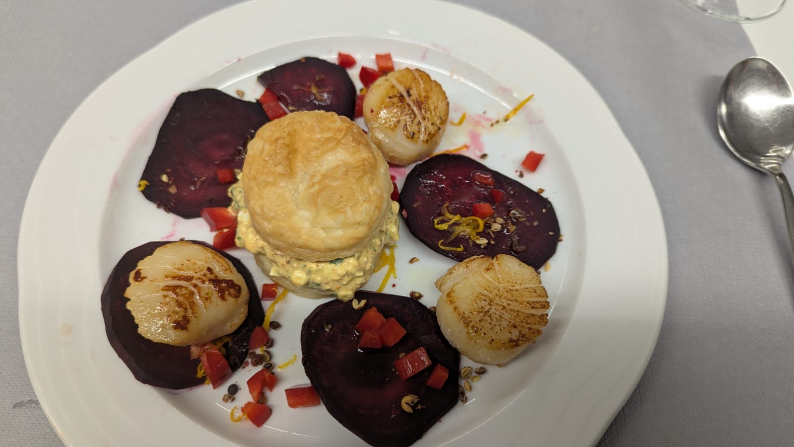 Randen-Carpaccio mit Frischkäse-Millefeuille, Blattsalat, Orangensauce und Jacobsmuscheln
