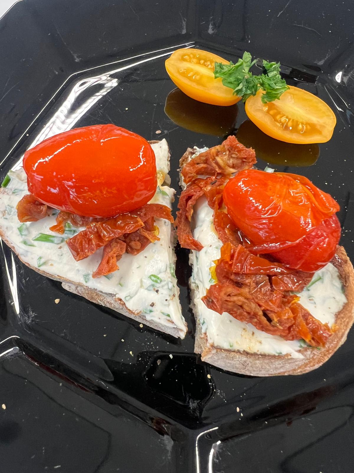 Gebratene Datteltomaten auf Ricotta-Kräuter-Crostini