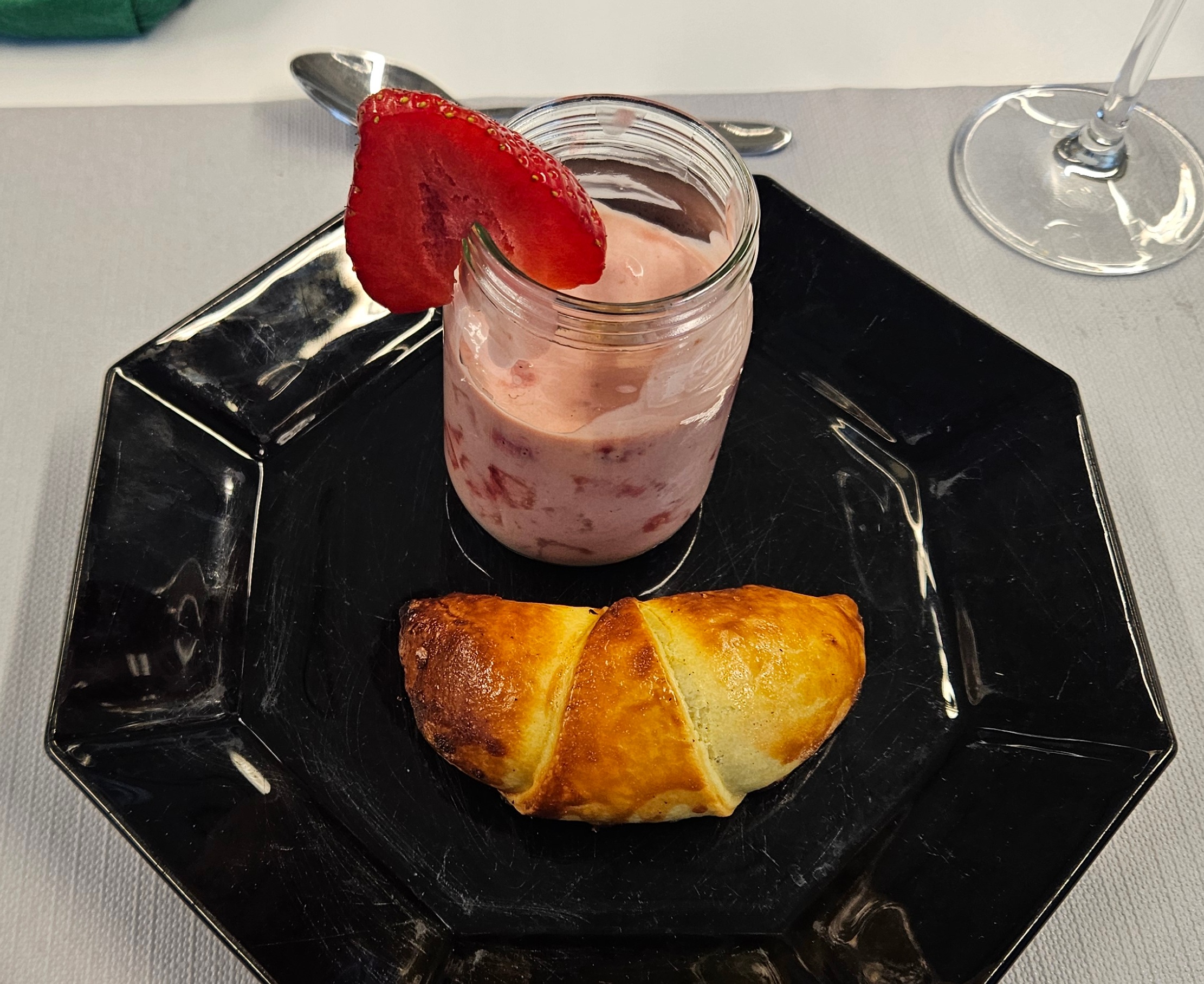 Bündner Röteli-Erdbeeren und Mascarpone-Crème mit Nussgipfeli
