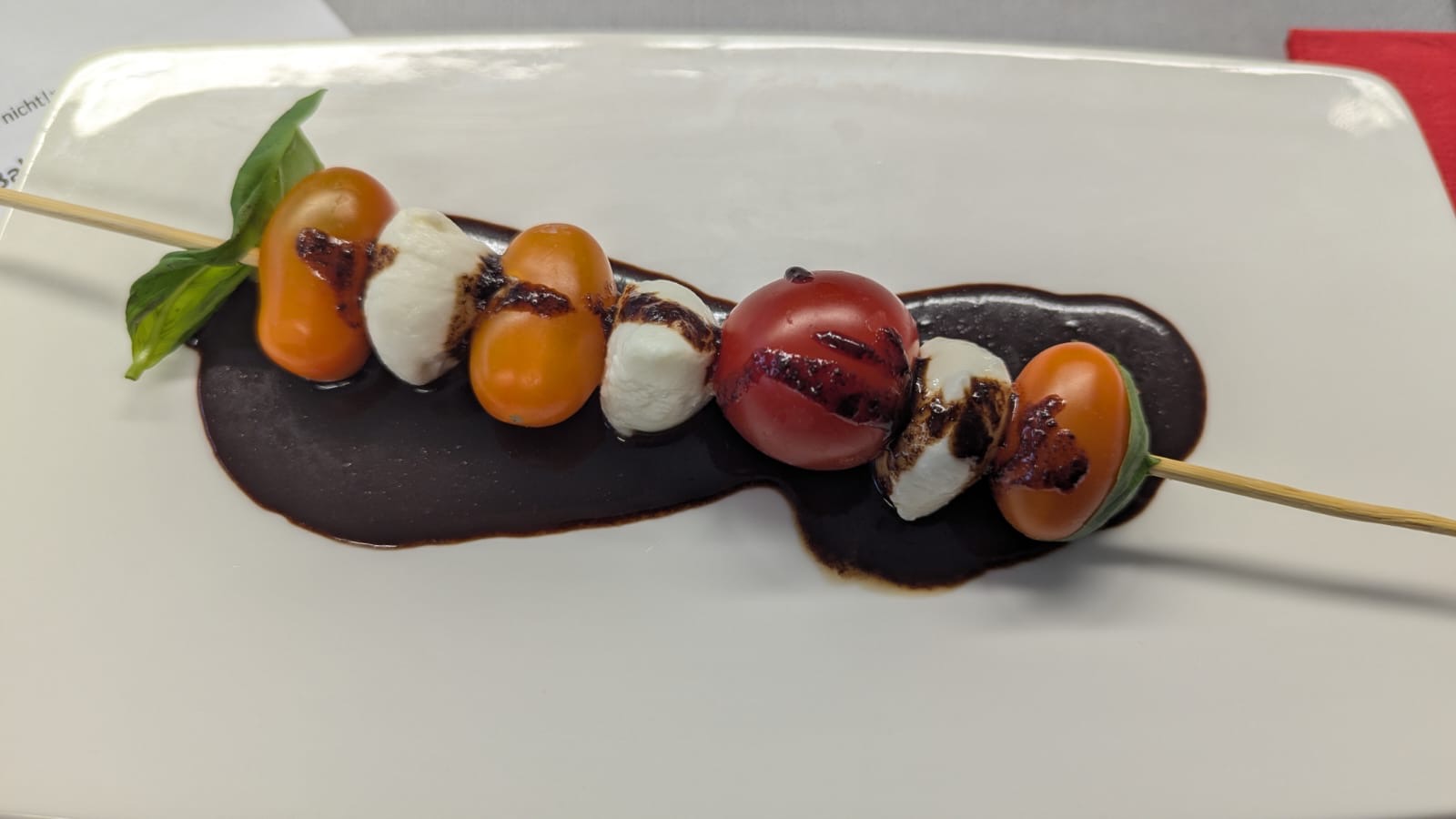 Tomaten-Mozzarella-Spiesschen mit Schoko-Balsamico und Iced Chocolate Mojito