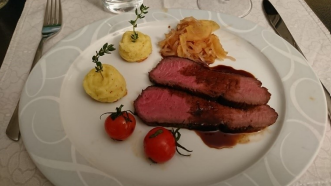 Cäsar's Huft an Balsamico-Sauce mit caramelisierten Zwiebeln und Pommes Duchesse