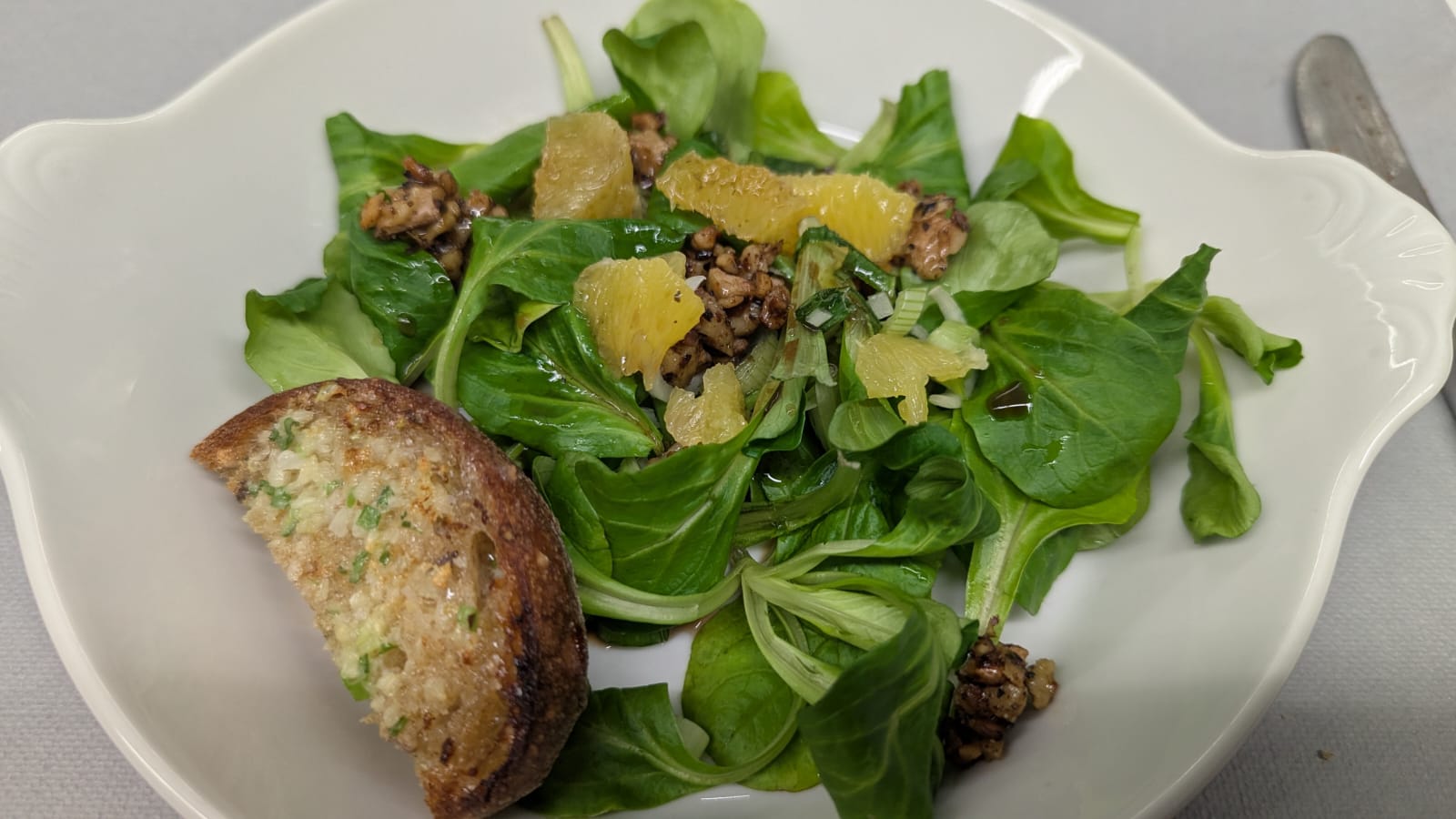 Nüssler-Salat mit Orangenschnitzeln und Baumnüssen