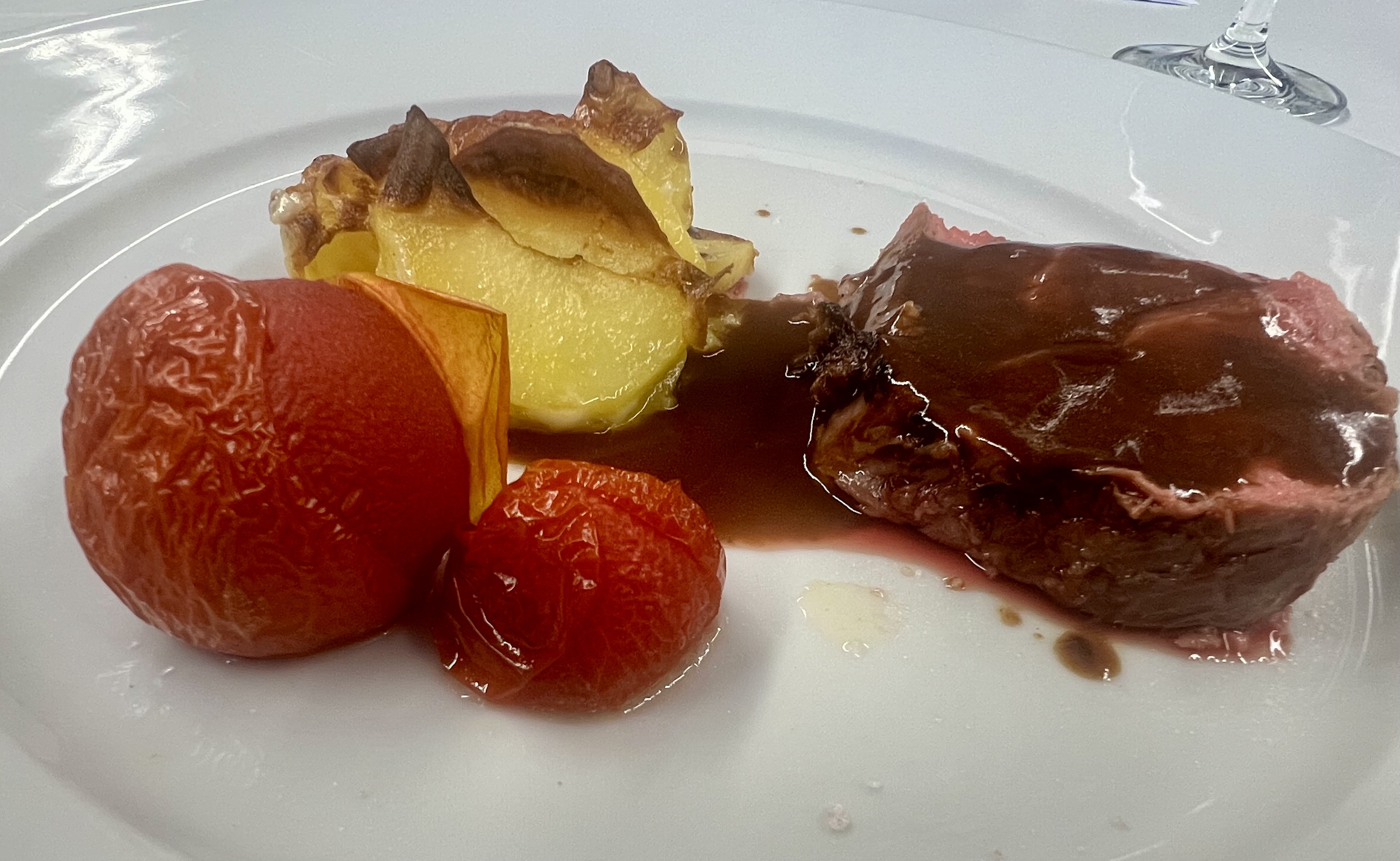Sous-vide Rinderrücken mit Kartoffelgratin, Schmortomaten und Rotwein-Tomaten-Sauce