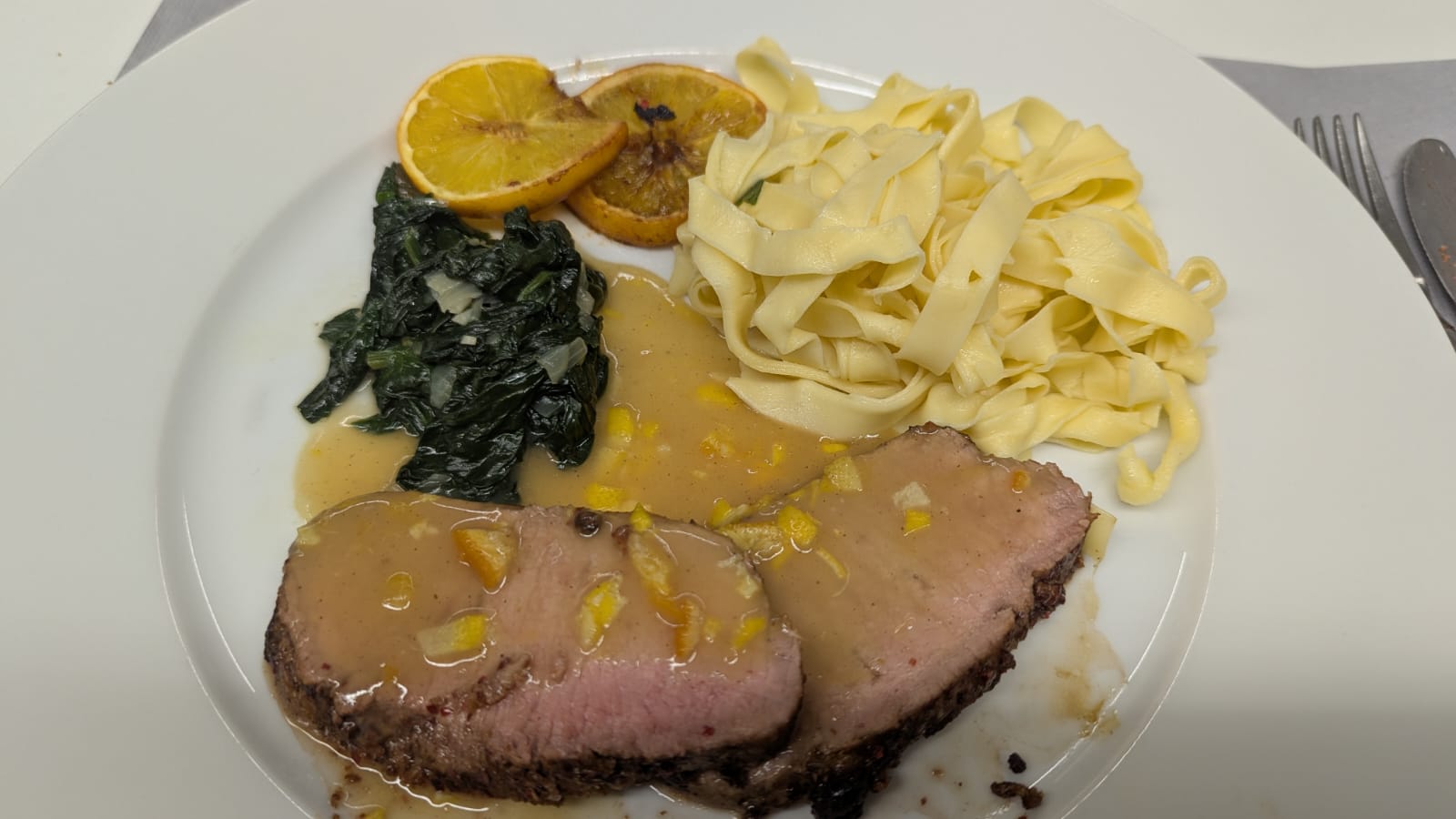 Kalbsbraten à l'Orange mit Nüdeli und Spinat