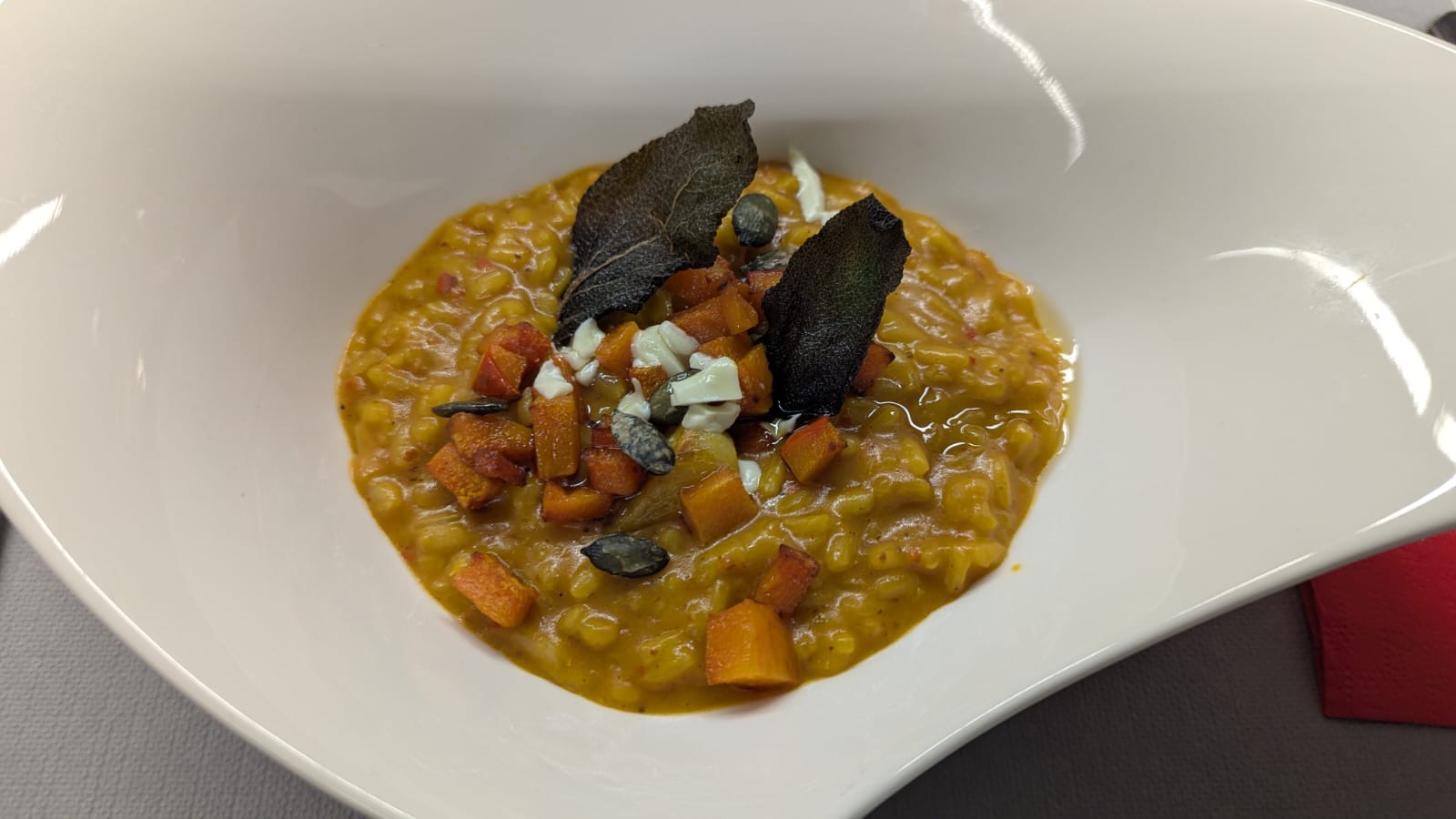 Kürbis-Risotto mit weisser Schokolade und Salbei