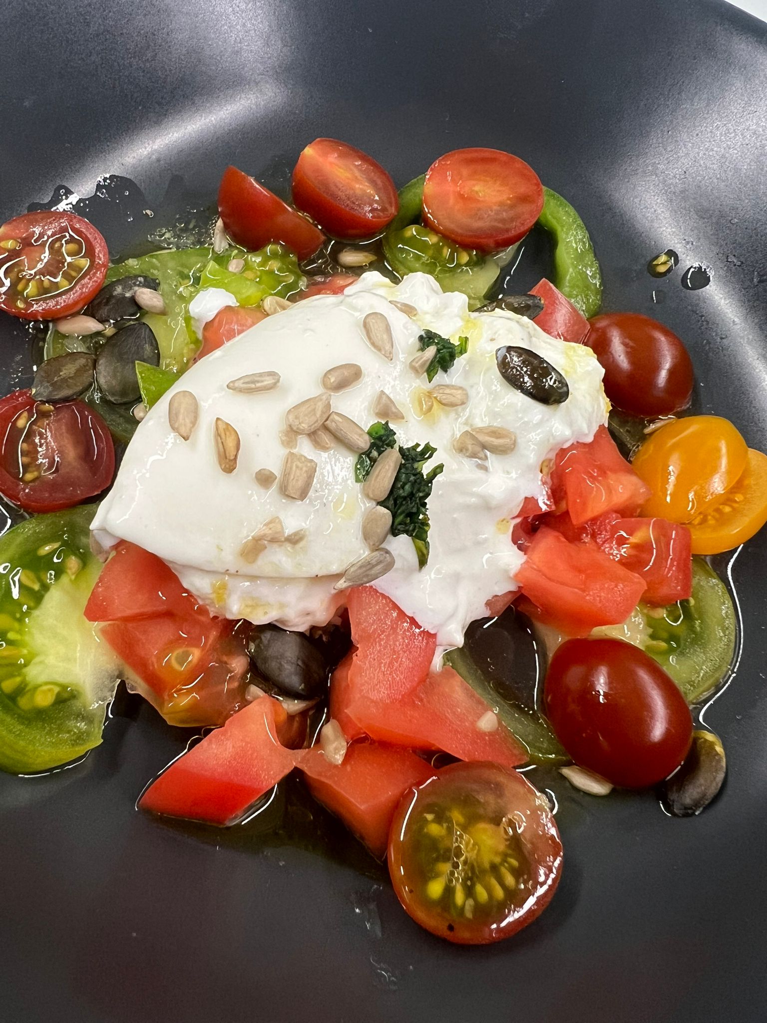 Salat aus bunten Tomaten, Burrata und Zitronenvinaigrette