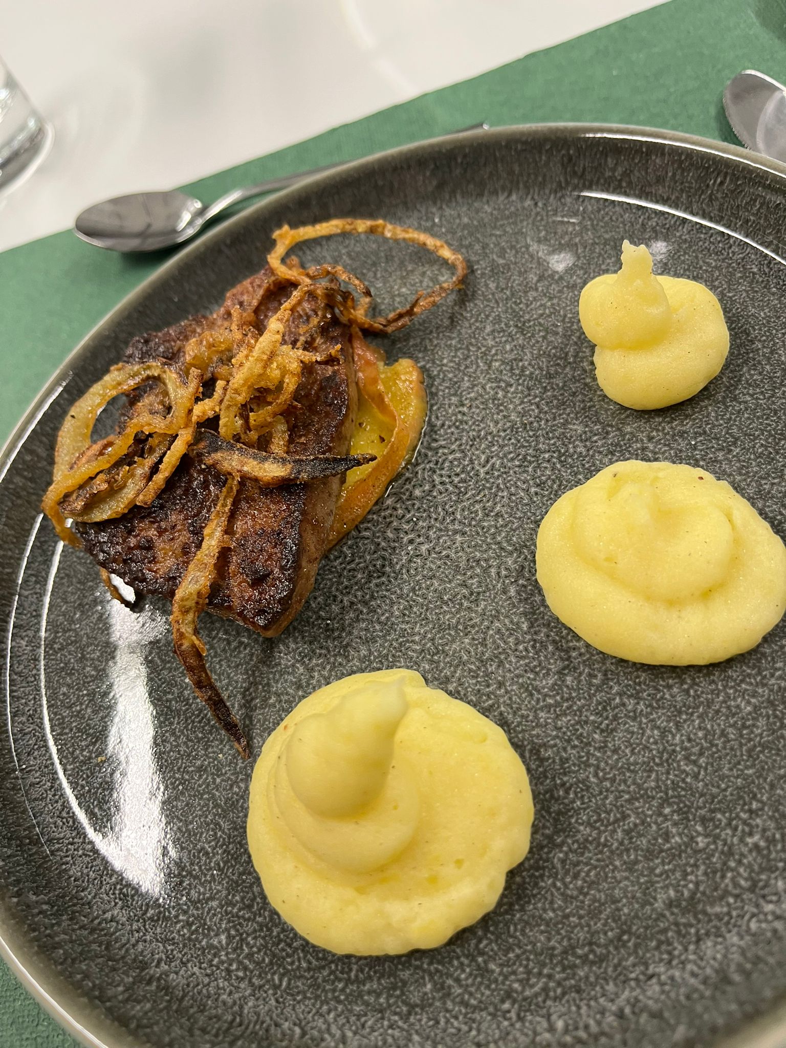Ahrtaler Kalbsleber mit Äpfeln und Zwiebelringen auf Kartoffelstampf