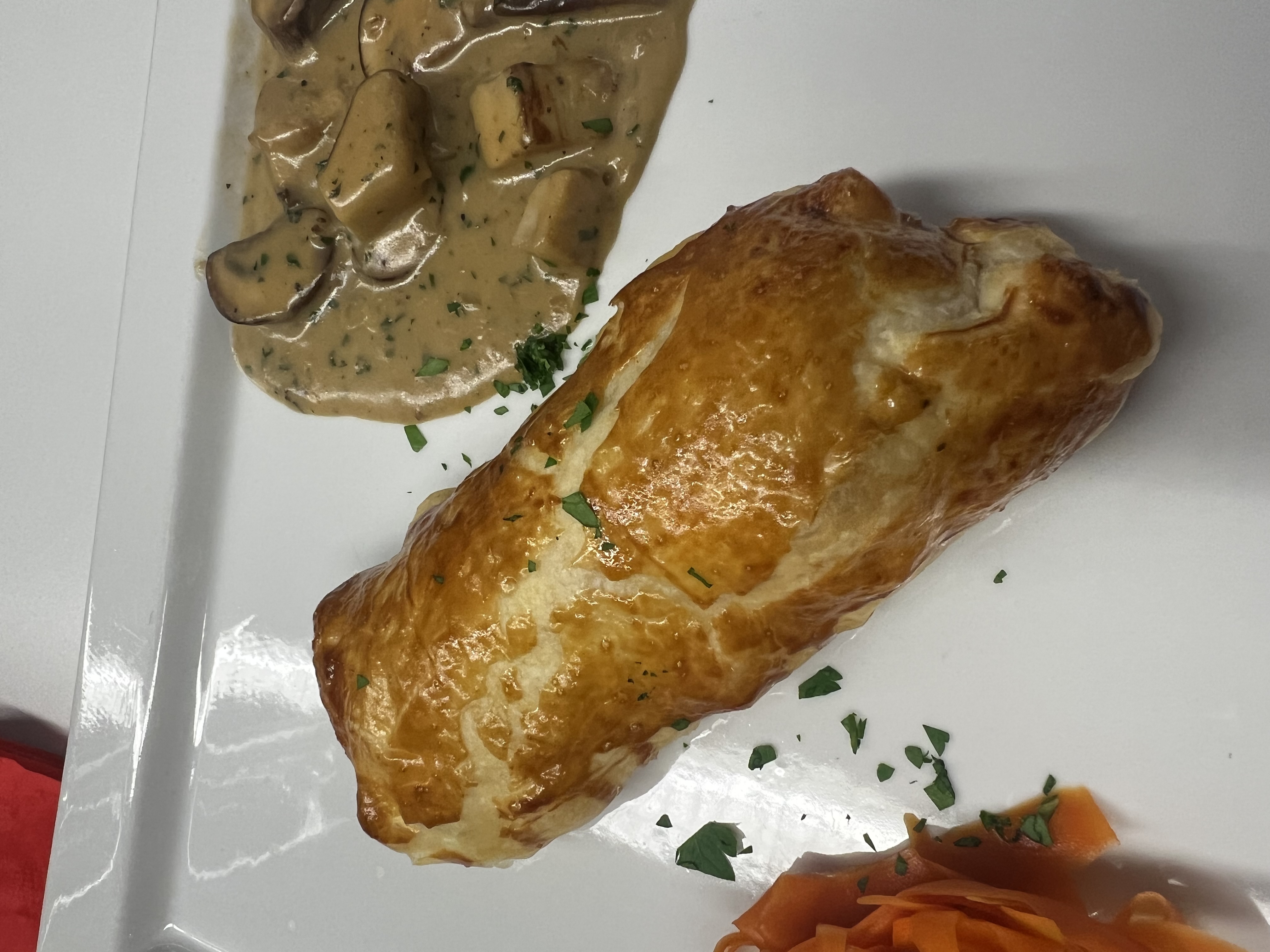Pouletbrust im Teig, Pilzragout und Rüebli