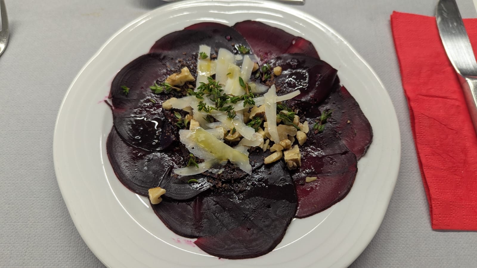 Rote-Bete-Carpaccio, Parmesan, Schokolade und Walnüssen