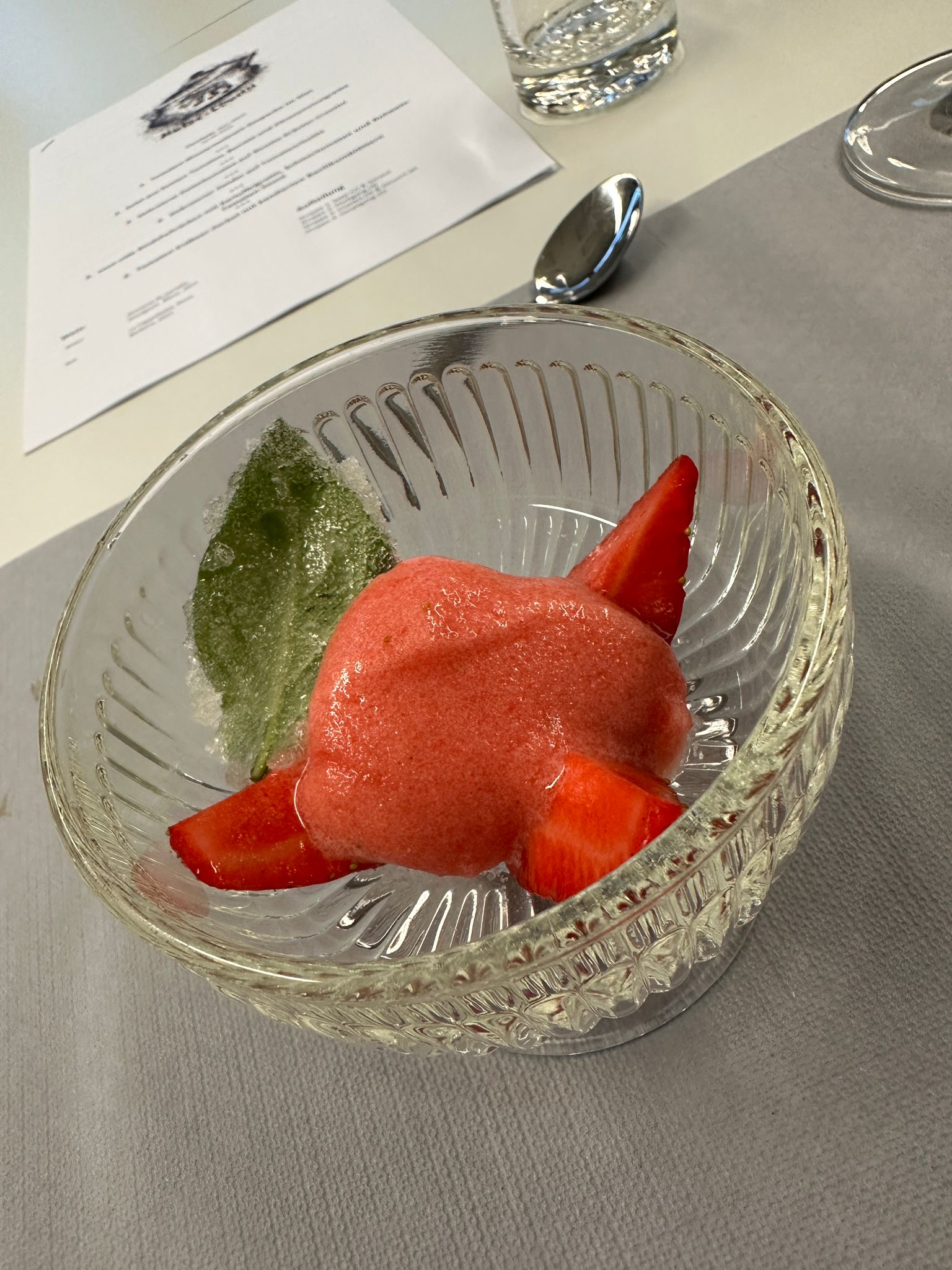 Tomaten-Erdbeer-Sorbet mit kandierten Basilikumblättern