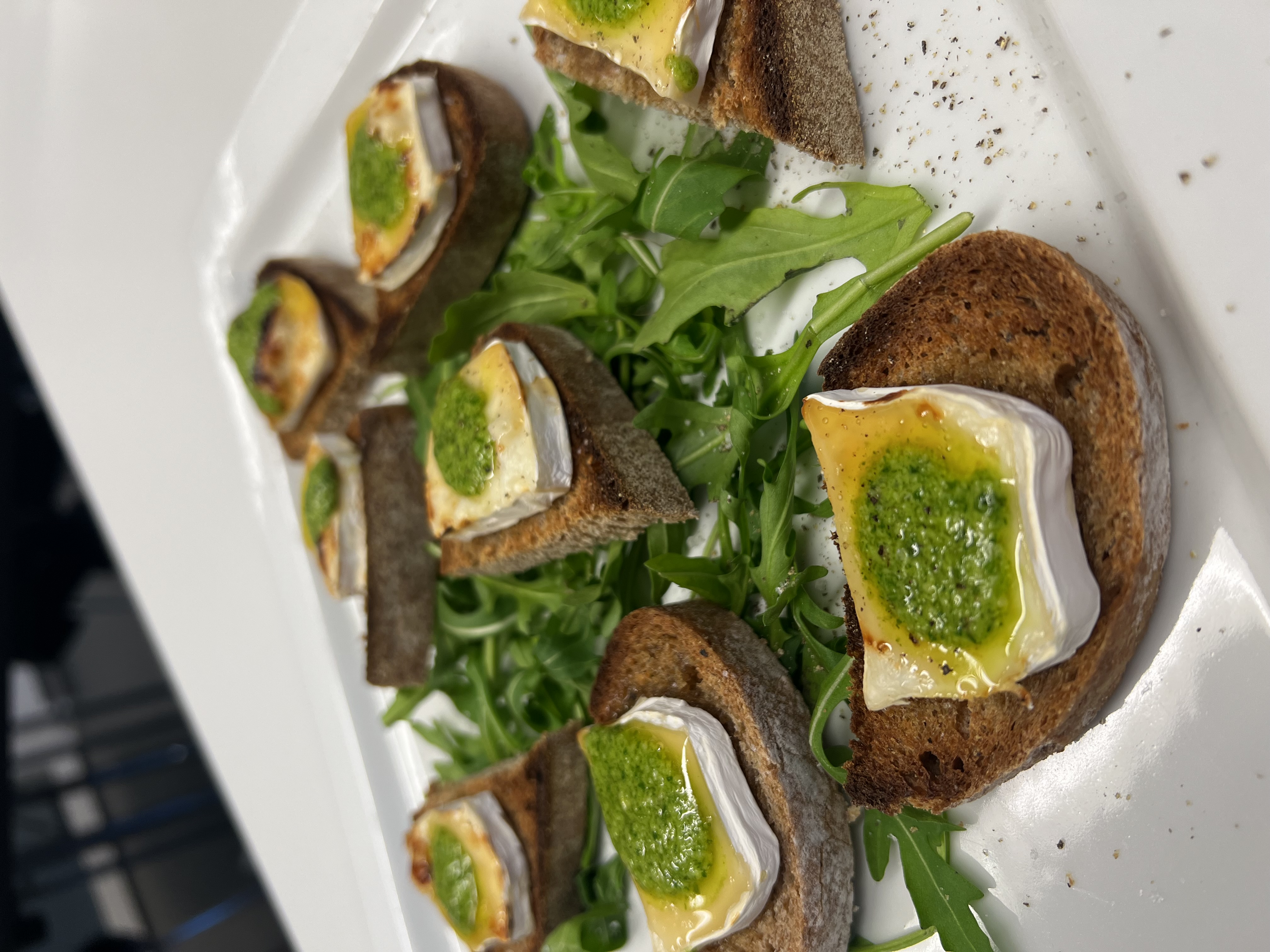 Ziegenkäse-Crostini, Pesto, Rucola