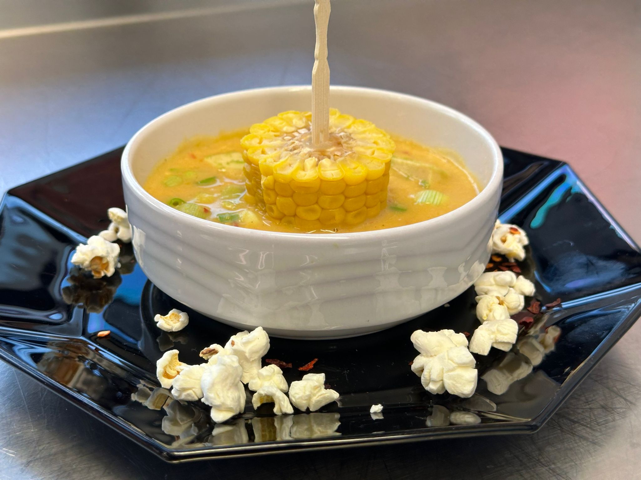 Maiscrèmesuppe mit Avocado